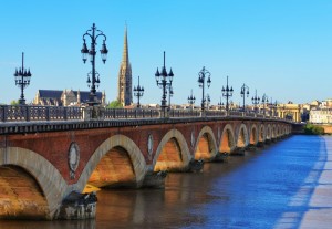 Bluebird: Pont de Pierre, Bordeaux (1000) legpuzzel